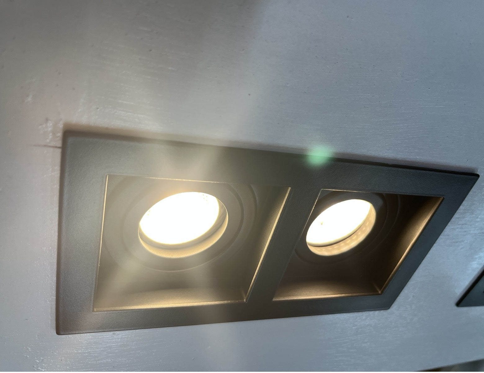 Pinned Light Example Pin-light Double (2-Head Recessed)
